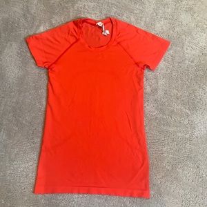 RED SWIFTY TECH LULULEMON // SIZE 4